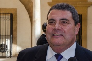 Giorgio Assenza, uomo molto in vista in Sicilia è un politico molto attivo ma non abbandona le sue attività professionali.