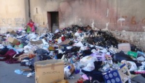 Cumuli di rifiuti all'Albergheria a Palermo. Il quartiere è sede di un gran mercatino di abiti r oggetti usati ed è teatro di tutto: stupri, furti, violenze...