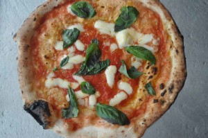 La Margherita è considerata da molti la vera classica pizza. Mentre la napoletana, con acciuga e origano, sarebbe una variante romana, ma tali condimenti li ritroviamo nel calzone fritto alla napoletana, imitato in tutto il Meridione...