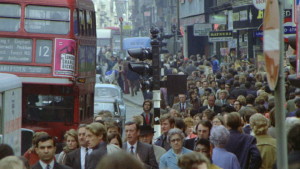 Antropizzazione a Londra in Oxford street. Eppure Londra nasce da progetti di urbanizzazione all'avanguardia dal tempo del "big fire" che la distrusse nel 1666