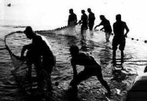 La Sciabica lanciata dalla spiaggia era poco più di un rezzaglio. Quelle più grandi , trainate al contempo da due barche configurano la pesca a strascino re "a paranza", proprio perché trainate alla pario da due imbarcazioni. Anche in acque profonde due grossi pescherecci
