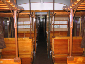 L'interno delle carrozze in legno ricorda i treni dei western. Specie per brevi tratti i turisti sono felici di vivere queste emozioni, specie se accompagnati da bambini.