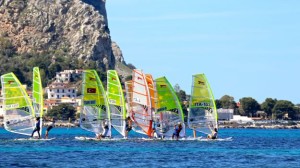 Una partenza nel corso del campionato: le tavole a vela procedono di bolina con vento leggero.