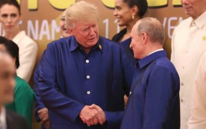 Trump nel corso della seconda visita a Putin si veste in camicione allo stile dell'amico con una "mise" che vuol testimoniare lo "spirito di servizio" con cui i due intendomno procedere. I potentati americani lo impediscono sfacciatamente...
