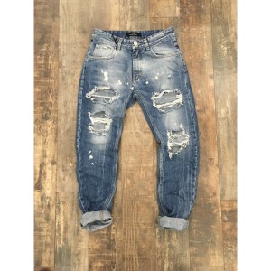 Con o senza toppe: è la codificazione della povertà e "condivisa". Ma è solo formale: i jeans "pomiciati" e bucati, ma griffati, costano un occhio e lo sa chi li vede indosso a qualcuno. Nella psiche è anche un modo per "i brutti" di snobbare la bruttezza e per i belli di sfidarla.: sono brutto, ebbene? Oppure: sono bello anche così, vero? 
