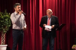 Davide Pitarresi illustra le caratteristiche di una delle sue sul palco dell Teatro Orione.