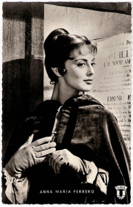 Una rara immagine in cui appare con vezzi da "Irma la douce" che seppe interpretare col piglio d'una soubrette che Parigi applaudì più d'ogni altra che si sia impegnate nello spumeggiante e amabile personaggio della taxi girl che ha anche un cuore.