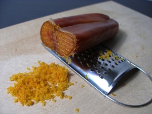 La bottarga di tonno è ottenuta grattugiando l'uovo maschile (in pratica il seme) in precedenza salato e fatto disseccare. Si gusta anche direttamente a fettine su crostini col burro o senza...