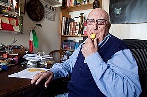 Camilleri, grande umorista e benemerito dell'incoming in Sicilia, si ferma - però - alla superficie con avveduta prudenza...