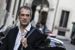 Carlo brutto non è. Somigli a Raoul Gardini, re dello zucchero dopo adeguato matrimonio e re del Moro (A.C.). Sarà il più bello se ce la fa...