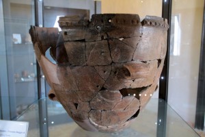 Cratere preistorico in vetrina nella casa museo.