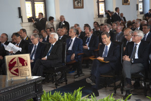 Anche il presidente ascolta chi si avvicenda al microfono