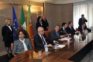 Il tavolo della conferenza. L'economista Gaetano Arma è accanto al Governatore.