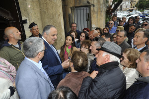 All'uscita Roberto Lagalla non esita ad intrattenersi con i lavoratori che protestavano sin dalla mattina, rassicurandoli di aver avviato le pratiche per una sistemazione della loro precaria situazione...