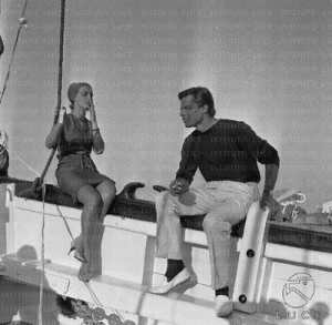 Felici in vacanza su una grane barca tradizionale lei con Sorel, marito e compagno per la vita...
