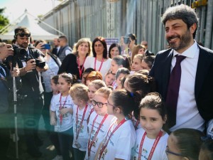 Sinite parvulos... Sembrta dire così bomariamente Fico. Mani in tasca dall'inizio alla fine. Gli viene già il freddo, pensando al nuovo governo?