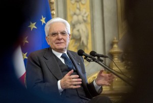 Anche Padoan Mattarella nell'occhio del ciclone.Non lo colpevoiizzate troppo: neanche lui ha il diritto di pensare, evidentemente. Ma dall'empeachment dovrebbe avere un certificato di garazia...