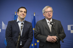 Fianco a fianco Tsipras con Junker, losca figura, deus ex machina del gran riciclaggio di denaro, colto in flagranza ed ancora al proprio posto in uno dei due posti chiave UE. L'altro è l'ottimo italiano Tajani, di Forza Italia. Junker, risaputamente legato alle massime "accolite" mondiali dà l'investitura a questi "movimenti" nazionali anti partitici...
