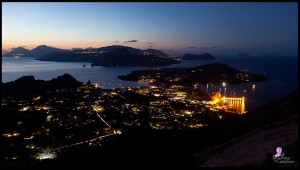 Un panorama notturno ripreso dal cratere di Vulcano...