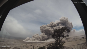 La lava irrompe sulle campagne e alla fine si riversa nel Pacifico distruggendo tutto ciò che incontra ad altissime temperature, disperdendo gas di ogni genere nell'atmosfera.