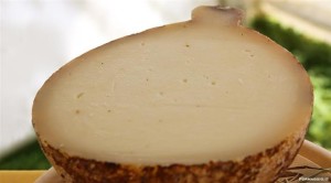 Caciocavallo podolico. Così chiamato perché forme del genere (qui tagliata a metà) stavano appese legate in coppia "a cavallo" di un asse di legno.