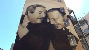 L'immagine più famosa finisce sul francobollo commemorativo e su un murale...