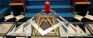 Simboli dell'obbedienza massonica. La parte potente della massoneria in genere predilige la supremazia atlantica... Il nazifascismo. per quante colpe ebbe, la mise fuori legge. Gli americani varcarono il mare con bagagli e soprattutto armi con l'appoggio della mafia di New York e non solo... Sono fatti risaputi...