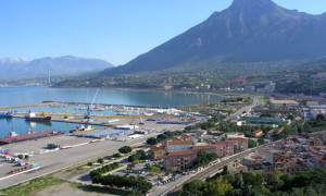 Termini: il Porto e sullo fondo la zona industriale. Lo scalo marittimo, da quando è parte el "Sistema" governato da Palermo, ha fatto registrare uno sviluppo costante. Più linne, più attracchi, più piazzali da utilizzare al servizio dell'area portuale. Certo, infine, più lavoro...