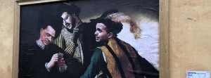 Torna Pasquino a Roma? a pochi passi da Montecitorio uno "scherzo" dall'allusione massonica? ...Una versione de "I BARI" del Caravaggio. Il Cavaliere dà la propria personale benedizione: tutti contenti, dunque? Ma é solo un dipinto ... 