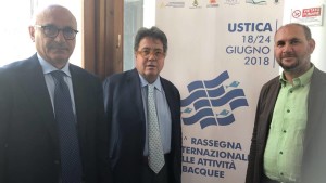 Da sinistra il consigliere comunale di Ustica Francesco D’Arca, l’assessore regionale dei Beni culturali e dell’Identità siciliana e presidente dell’Accademia Internazionale di Scienze e Tecniche Subacquee Sebastiano Tusa e il direttore dell’Area Marina Protetta Isola di Ustica Salvatore Livreri Console