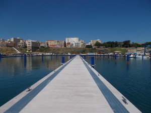 I pontili sono già tutti in opera. Ogni posto barca è provvisto anche di una bitta a palo (in ferro) fissata al fondo che ricorda quelle in legno usate nella laguna veneziana.