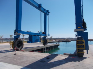 La vasca d'alaggio con il grande Travel lift a 4 motori indipendenti