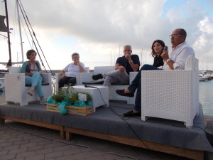 Nella "sala conferenze montata "in plein air" nel tramonto orlandino si presenta il libro di Alaimo. Parla il sindaco Ingrillì.