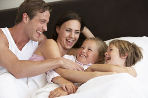 Una famiglia felice. Che cosa fa la società per favorirne il funzionamento? A che i nonni,non tanto dietro le quinte, contribuiscono all'armonia naturale del tutto...