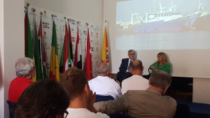 una recentissima foto con Tumbiolo in piena attività, il 6 giugno. L'animato dibattito da cui sono emerse molte indicazioni utili, legate alle attività strutturali ed infrastrutturali della pesca con particolare riguardo alle problematiche relative all’ escavazione del porto di Mazara del Vallo. L’On.le Lo Curto ha assunto l’impegno con gli operatori di seguire da parte dell’Ars, Assemblea Regionale Siciliana la complessa questione con iniziative concrete finalizzate a sbloccare lo stato di "stallo".
