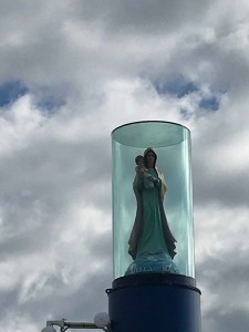 La madonnina girevole e luminosa che veglia 24 ore sul Porto Xifonio