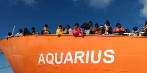 Un'altra immagine dell'Aquarius: come e dove li prende a bordo i migranti?