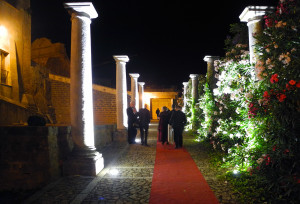 Giungono gli ospiti attraverso il colonnato (Foto M.zio Caccaioni)