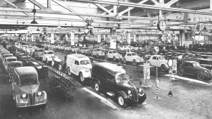 Mirafiori nel 1948: subito dopo la guerra, l'Italia cominciò subito a produrre ciò che aveva interrotto nel 1939. Gli anni '30 erano stati di gran crescita. La Fiat la smise con le armi e tornò alla Topolino, alla 1100ì,alla 1400, alla 1500. Aurto9 poer tutti. LaLancia all'Aurelia, l'alfa Romeo produceva anche camion e autobus. Ma la più grande era la OM Appemnna nel 1955 la vechi Italia fascista, appena travestita da Repubblica vinse il primo premioal mondo per la oneta più stabilecon Guido Carli e diventò una potenza petrolifera con Enrico Mettei che si rifiutò di liquidare l'Eni - il compito teorico affidatogli - rilanciandola, invece. Non con le chiacchiere, ma col ferro si riscatta Roma come quando oppose la spada alla richiesta d'oro del barbaro Brenno... Ma ci gliono uomini con i ...pantaloni.