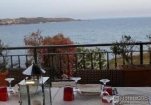 Tavoli allestiti in terrazzo a Palazzo Zuppello(hotel 4 stelle) del ristorante Xifonia