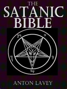 Un simbolo massonico e satanico: l massoneria è di per sé nemica delle grandi religioni, ma soprattutto del cristianesimo cattolico e del suo ecumenismo. Si infiltra, però, ovunque credendo che la propri missione sia quella di far funzionare il mondo in ordine ad una sorta di intelligenza superiore rispetto a quella diffusa...