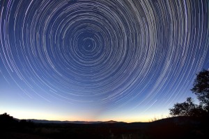 Un'immagine suggestiva e simbolica:il cielo ruota attorno alla stella polare con la "camera" ad obiettivo aperto per tutta la notte. L'effetto è dovuto alla roitazione terrestre,mapuò essere un simbolo: non esiste unalinea retta e nullasta fermo nell'universo. A capirolo hanno contribuito Archimede, Galilei, Newton, Einstein...