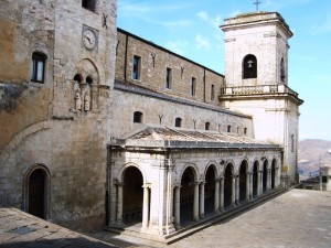 La piazza del Duomo a Petralia Soprana:un merletto dall'architettura "unica".