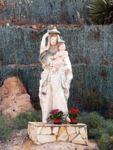 Bruciata dalla salsedine ma sempre amabile, la madonnina sul porto di Castellammare del golfo fotografata da Germano Scargiali domenica (1 luglio 2018). La Madonna è simbolo di bontà, generosità, coraggio: interpreta al meglio di progetto di Dio e veglia su ciascuno di noi, pregando al fianco di chi crede.