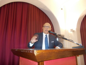 L'onnpresente Gaetano Armao.Il vicepresidente della Region è un tecnico:sta cercando di assicurare alla Sicilia una capacità di programmazione triennale,allungando a tre anni la durata di una "finanziaria". Ciò consentirebbe di calendarizzare con certezza molti eventi ed impegnii..