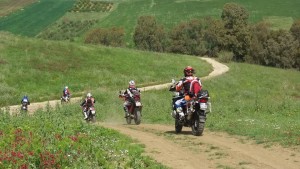 Eccoli in marcia sui tracciati di campagna...