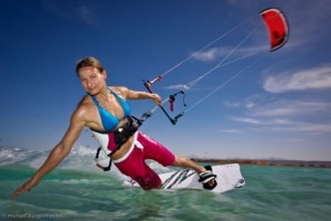 Sì anche le donne come nel surf , ma non pensate che si impari in una settimana dal nulla...