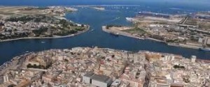 Il grande porto naturale di Malta.Ci sono affinità civili notevoli fra Sicilia e Malta nell'ottica mediterranea. Ma sbaglia chi ignora che nel gran porto Naturale Malta coltiva il trans-scipment e dispone di grandi cantieri navali per la manutenzione di navi di ingente tonnellaggio.