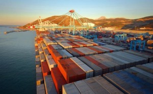 Ecco un'immagine della consistenza dei containers nel porto di Tangeri. Una tale quantità si giustifica in attesa di un trasferimento "intermodale" e di un transhipment verso altre destinazioni.