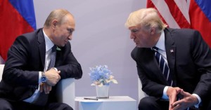Trump e Putin dialogano in poltrona.Gli sguardi fra loro hanno fatto supporre ai cronisti la realtà di una profonda intesa.